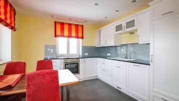 Frigorifero, piano cottura, lavastoviglie, macchina per tè/caffè