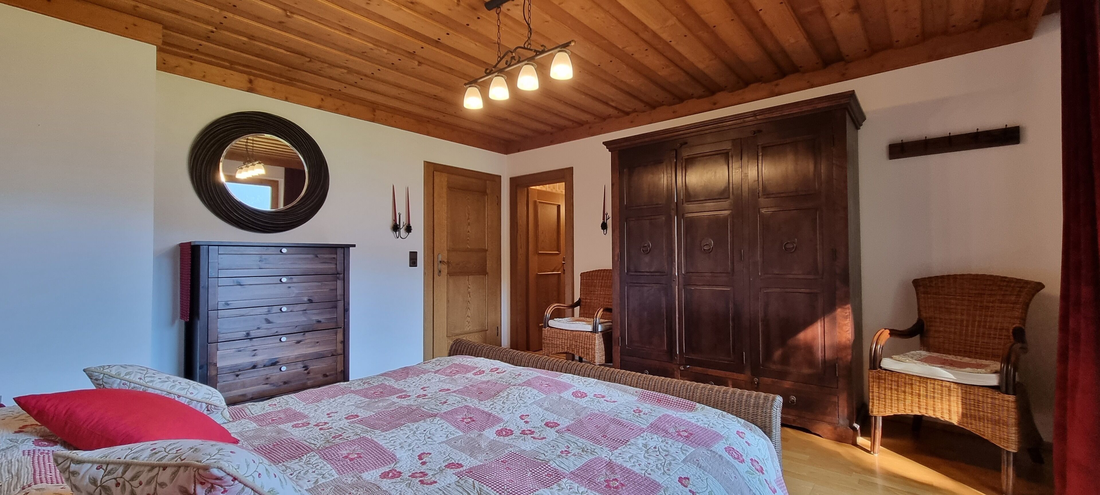 5 slaapkamers, een strijkplank/strijkijzer, reisbedje, gratis wifi