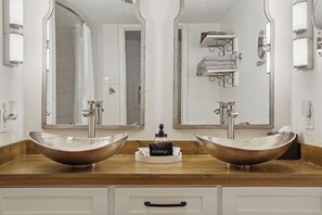 Combined shower/bathtub, hair dryer, towels