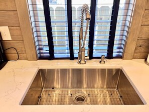 Combined shower/bathtub, hair dryer, towels