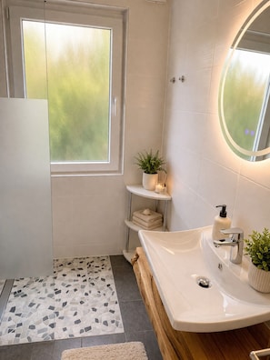 Ensemble douche/baignoire, sèche-cheveux, serviettes fournies, savon