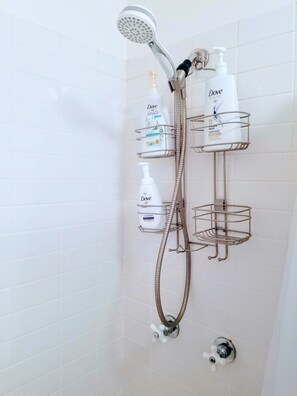 Haartrockner, Handtücher, Seife, Shampoo