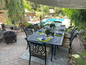 Outdoor dining - The Redlands Guesthouse: Historic District/Pool (Redlands)