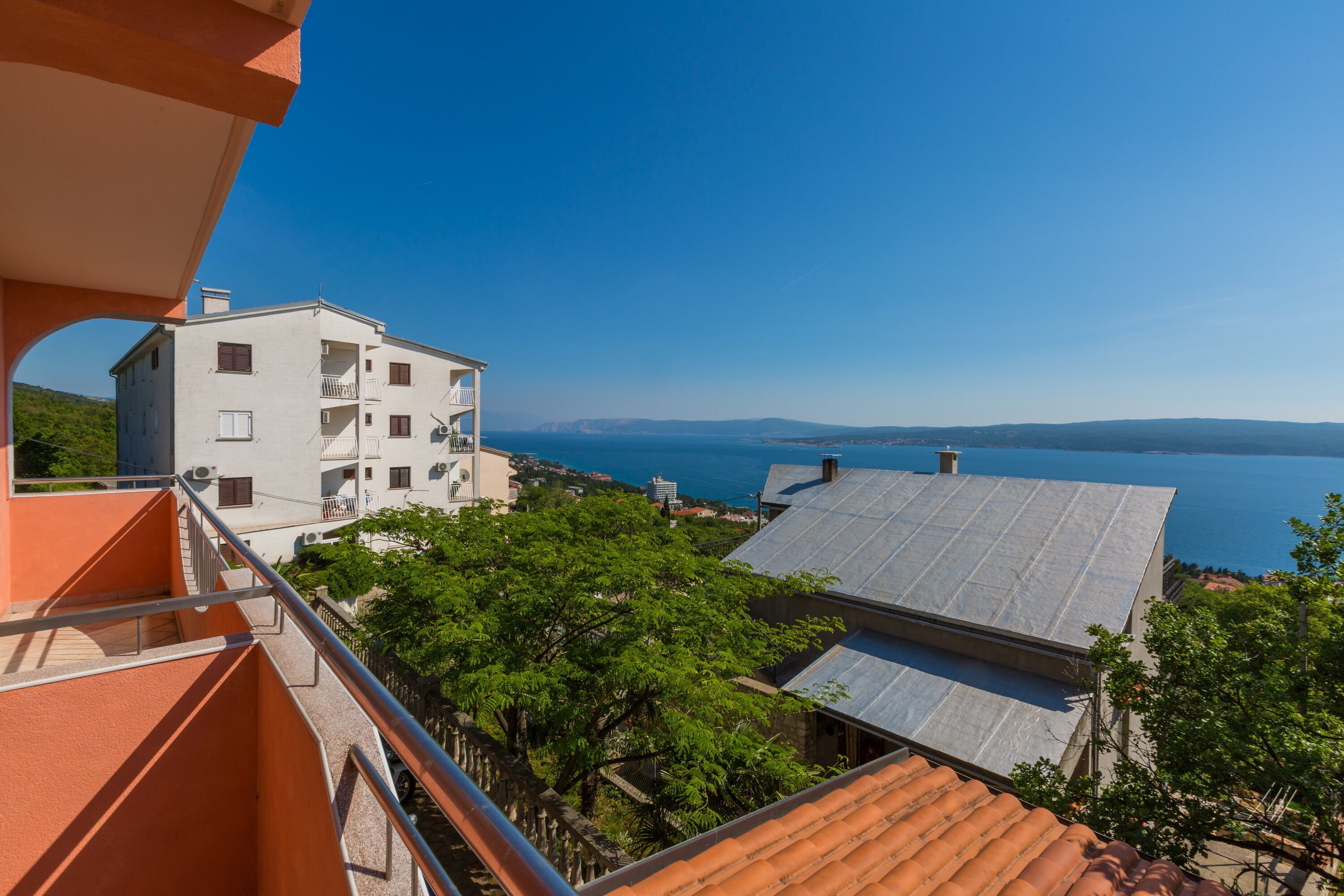 Un edificio costero con balcones que dan al mar.