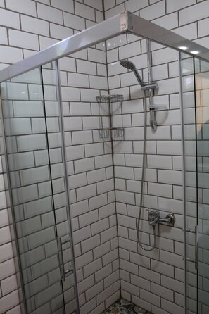 Casa familiar, 1 habitación, vistas a la montaña | Ducha del cuarto de baño