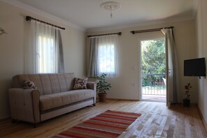 Familienhaus, 1 Schlafzimmer, Bergblick | Wohnzimmer | LCD-Fernseher