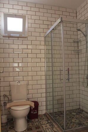 Casa familiare, 1 camera da letto, vista montagna | Bagno | Doccia, soffione a pioggia, asciugacapelli, asciugamani