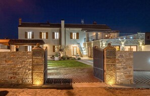 المنشأة من الخارج