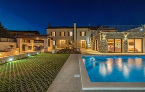 حمّام سباحة مُدفَّأ