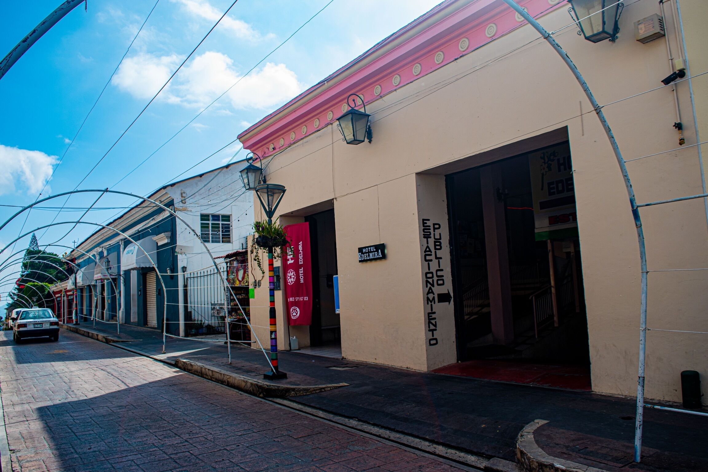 A street view with a building labeled "HOTEL ESPADA" and a sign for "HOTEL ESPADA".