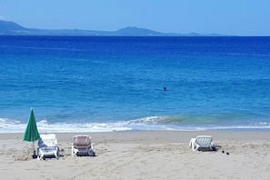 En la playa y toallas de playa 