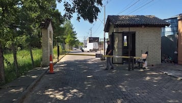 Vista frontal de la propiedad