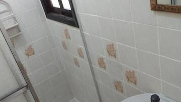 Quarto econômico | Banheiro | Chuveiro, toalhas de banho