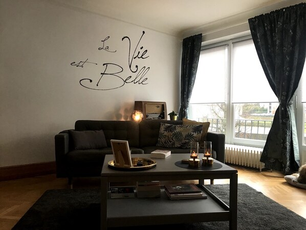 Smart TV, fireplace, books, computer monitors - At the foot of the Castle, and ... in the heart of the city. An active stay or total rest. (Bouillon)