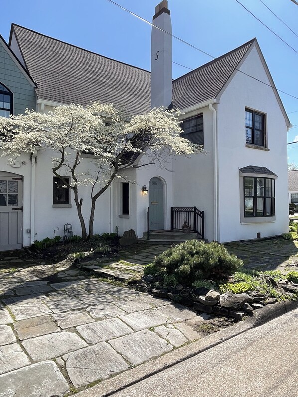 The Sand Castle Chaska Beach, Huron, Sleeps 17 Huron Vrbo