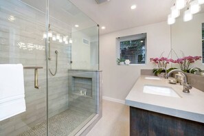 Dusche, Haartrockner, Handtücher