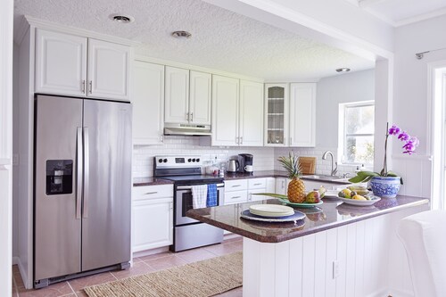 Stylish, and relaxing in a charming neighbourhood with a secluded local beach.  