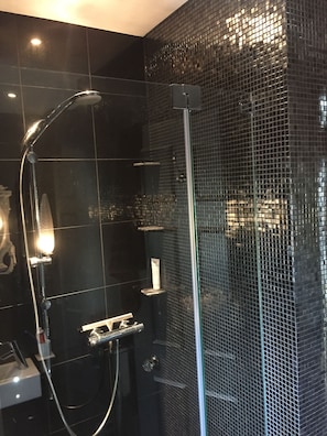 Bathtub, jetted bath, bidet, towels - 3 bedroom town house with garden and parking in Chelsea London - SW6 (London)