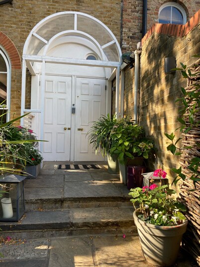 3 bedroom town house with garden and parking in Chelsea London - SW6