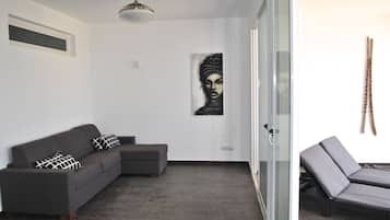 Apartamento luxo, 2 quartos | Área de estar | TV de tela plana