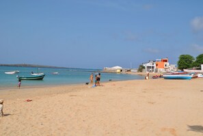 En la playa, arena blanca