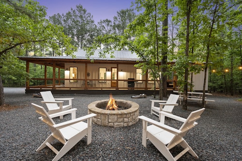 The Roasted Marshmallow-LUXURY Cabin-Couples-Small Family-HotTub-Swings-CornHole