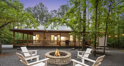 The Roasted Marshmallow-LUXURY Cabin-Couples-Small Family-HotTub-Swings-CornHole