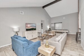 Smart-TV, Kamin, Netflix, Bücher