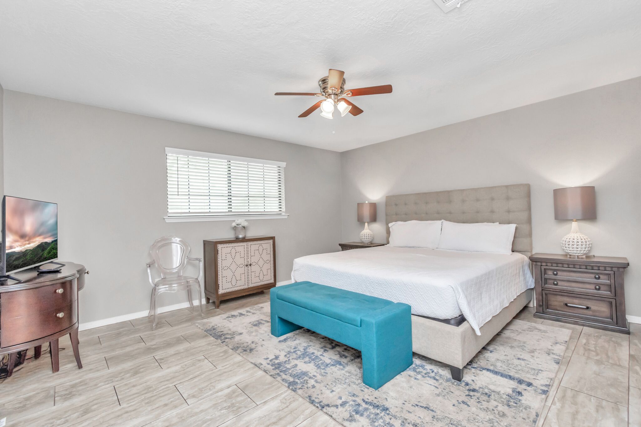 3 bedrooms, desk, iron/ironing board, travel crib