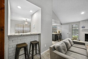 TV connectée, cheminée, Netflix, livres