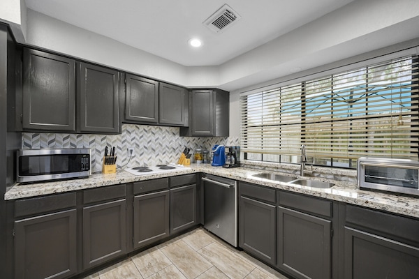 Een koelkast, een microgolfoven, een oven, een kookplaat