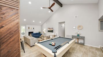 智能電視、壁爐、Netflix、書籍