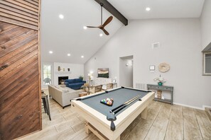 Smart-TV, Kamin, Netflix, Bücher