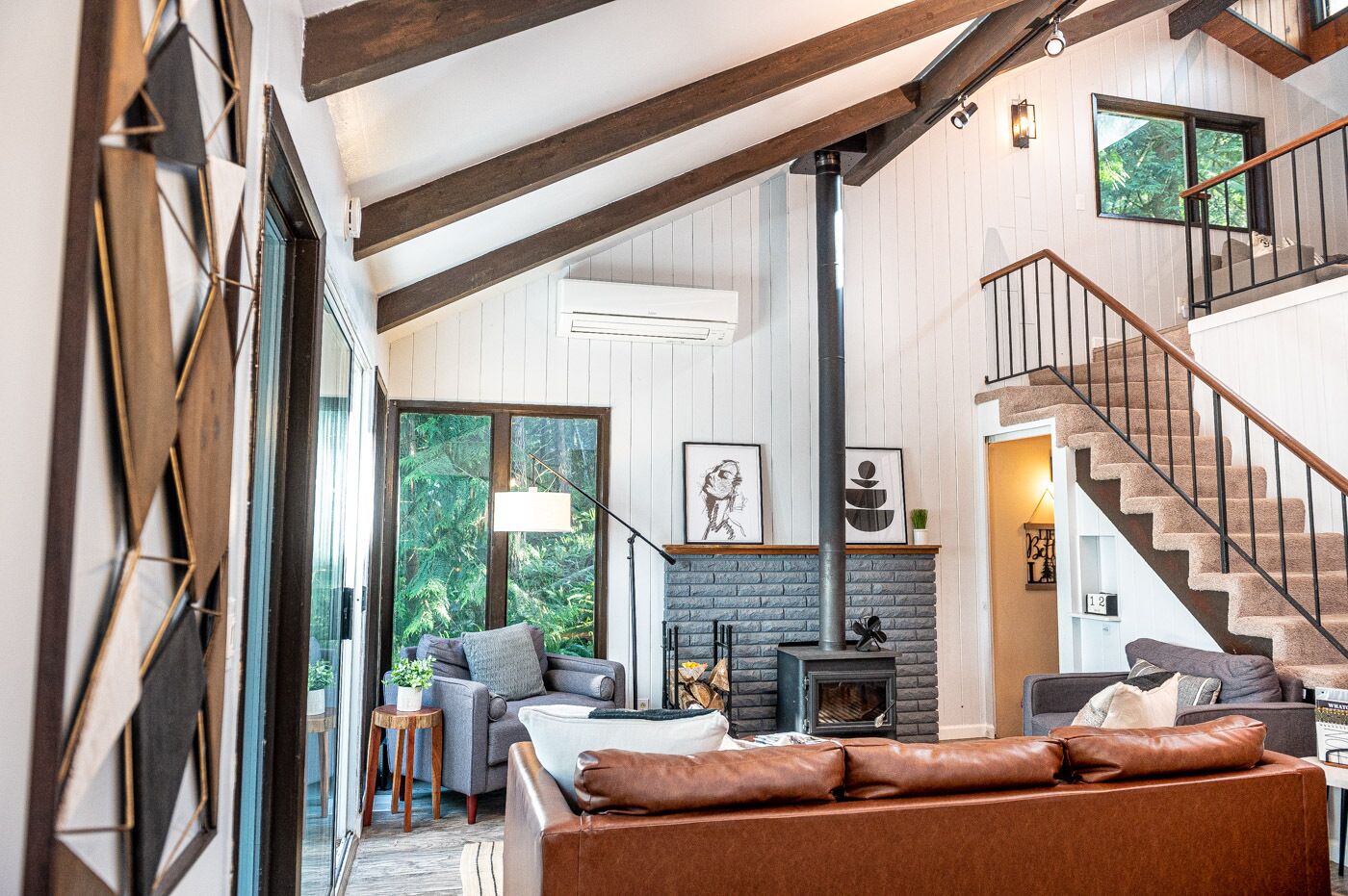 Cabin in the Woods with Lake Views & surrounded by PNW Vibes! 