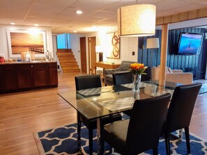 Dining - Wisconsin Treehouse Getaway! (Racine)