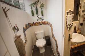 Douche, articles de toilette gratuits, sèche-cheveux, bidet