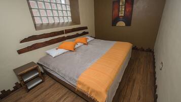 Tabla de planchar con plancha, wifi gratis y ropa de cama
