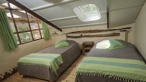 A room with two beds, a skylight, and a window with curtains. - Eco Tampu - Andahuaylillas (Andahuaylillas)