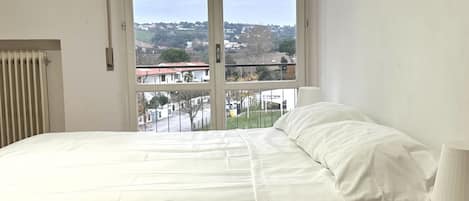 4 bedrooms, bed sheets