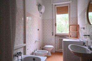 Combined shower/bathtub, bidet, towels - M161 - Marcelli, ampio quadrilocale a due passi dal mare (Marcelli)