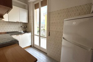 Een koelkast, een oven