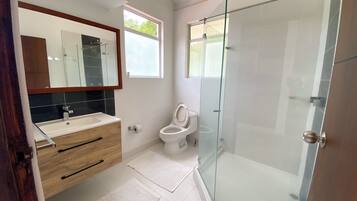 Douche, serviettes fournies, savon, papier toilette