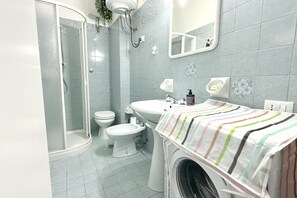 Regadera, bidet, toallas 