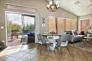 スマートテレビ、暖炉、書庫、書斎 / ワークスペース