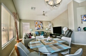 Smart TV, chimenea, libros y oficina 