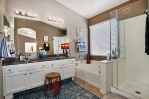 Combined shower/tub, eco-friendly toiletries, hair dryer, towels - Beautiful 3 Bdrm./2 Bath Gold Canyon home w/heated pool in private setting (Gold Canyon)