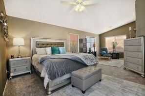 3 habitaciones, escritorio y tabla de planchar con plancha 