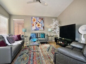 Smart TV, chimenea, libros y oficina 