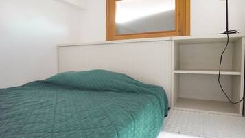 1 bedroom, bed sheets