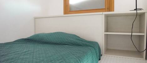 1 bedroom, bed sheets